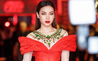 Phương Trinh Jolie gây choáng ngợp với chiếc váy đỏ rực và màu mắt "khác lạ"