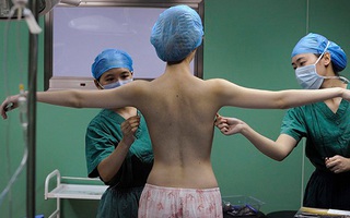 Đi bơm ngực do bác sĩ nha khoa thực hiện, người phụ nữ đau đớn bị hoại tử