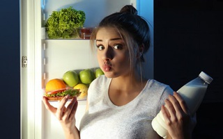 Hóa ra nhịn đói đi ngủ lại không phải là một chiến thuật giảm cân đáng giá