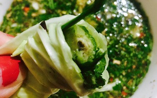 Bắp cải cuộn nhót xanh chấm chẩm chéo - món ăn chỉ nghĩ đã ứa nước miếng