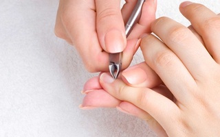 Giựt da móng tay, nhổ tóc bạc… đã đến lúc bạn phải ngưng ngay vì “sướng nhất thời nhưng hại cuộc đời”