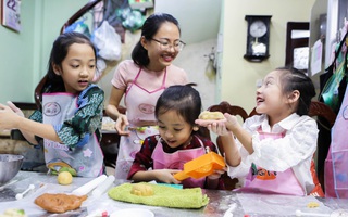 "Ngắm trộm" những em bé Hà Nội đáng yêu hết nấc trong một lớp học làm bánh Trung thu