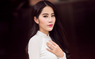 Hoa khôi Nam Em khoe vóc dáng nuột nà trong áo dài truyền thống