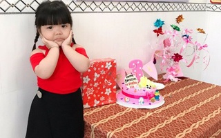 Bé gái 3 tuổi bị mẹ phạt quỳ đốn tim dân mạng vì màn nhận lỗi cực đáng yêu