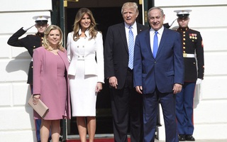 Đệ nhất phu nhân Melania Trump xuất hiện rạng rỡ bên chồng trong buổi tiếp đón ngoại giao đầu tiên tại Nhà Trắng