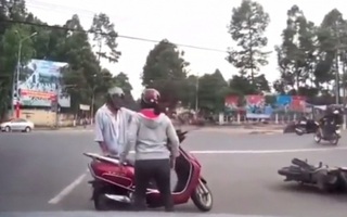 Va chạm xe máy, người phụ nữ hung hăng đẩy ngã cụ già