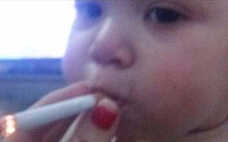Đăng bức ảnh này lên mạng, người mẹ của đứa bé trong ảnh đang bị lên án và đe dọa tước quyền nuôi con
