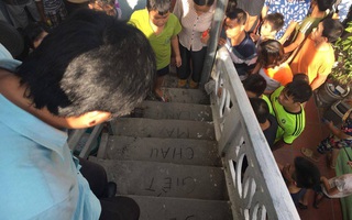 Vụ bé trai 33 ngày tuổi tử vong: Nghi bị sát hại vì dòng chữ "Tao sẽ giết cháu mày" trên cầu thang