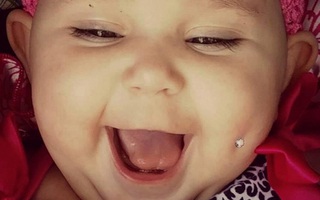 Bất chấp ‘gạch đá’ dư luận, bà mẹ trẻ vẫn up ảnh xỏ khuyên mặt cho con gái 1 tuổi với thông điệp…