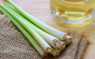 Bỏ ra 5 nghìn mua bó sả về chưng nước, mẹo hay cho các chị em da dầu và dễ nổi mụn
