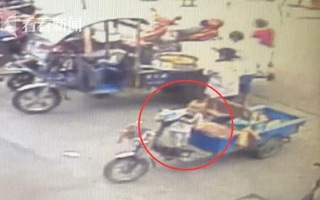 Thót tim cảnh bé 2 tuổi leo lên, vặn ga xe 3 bánh phóng vút đi