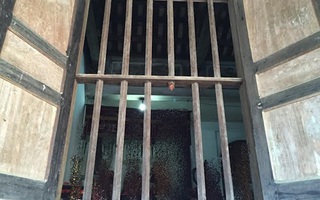 Bẻ gãy song cửa sổ, đột nhập hiếp dâm góa phụ