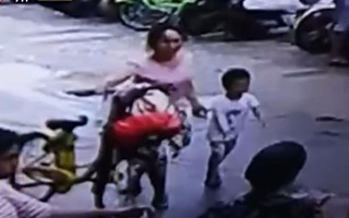 Bị tình nghi bắt cóc bé trai, người phụ nữ khai rằng chỉ đưa bé về chơi với con mình
