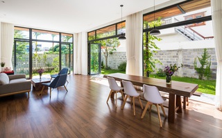 Có một ngôi nhà đẹp khiến báo Tây khen hết lời ở phố biển thì cuộc sống còn gì tuyệt hơn nữa