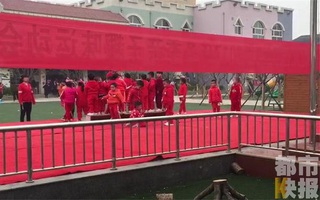 Bất chấp sương mù dày đặc, trường mầm non vẫn buộc hơn 200 bé tham gia đại hội thể thao ngoài trời