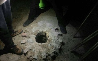 Bé trai 8 tuổi mất tích, 5 ngày sau thi thể được phát hiện một cách khó hiểu dưới hố sâu trong sân trường