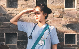 Con gái nhà người ta: Xinh đẹp, học Y, lại còn là MC và người mẫu ảnh!