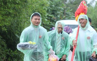 Ảnh: Nhà trai cắp dép, xắn quần, lội mưa bì bõm đến đón dâu giữa tâm bão số 10