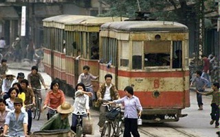 Nhìn bus BRT nay, lại nhớ tàu điện xưa ở Hà Nội