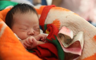 Ôm bé trẻ sơ sinh ngủ li bì mười mấy tiếng trên tàu, tội ác của cặp vợ chồng bị lật tẩy
