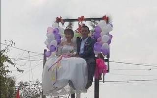 Đón dâu bằng xe nâng hàng, cặp đôi liều nhất "Vịnh Bắc Bộ"