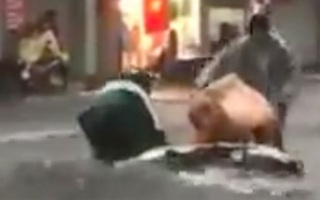 Clip: Điểm ngập nổi tiếng Sài Gòn lại quật ngã xe máy trong chiều mùng 6 Tết