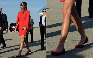 Đang toàn đi cao gót chênh vênh, bà Trump bỗng thay đổi 180 độ khi diện giày bệt hiền lành