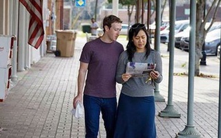 Sau khi khiến cả thế giới cắm mặt vào điện thoại, thì vợ chồng Mark Zuckerberg lại thảnh thơi đọc báo giấy trên phố