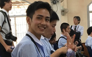 Muốn đi học quá, nhất là khi trong lớp có nam sinh với nụ cười điển trai như thế...