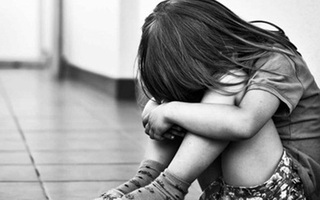 Bắt khẩn cấp cha dượng đồi bại nhiều lần hiếp dâm con riêng của vợ