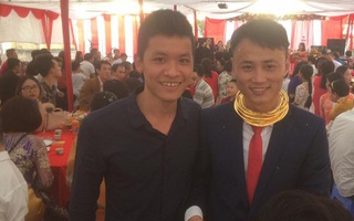 Đám cưới "độc": Chú rể được tặng kiềng vàng đeo kín cổ, cô dâu ngẩn ngơ đứng nhìn