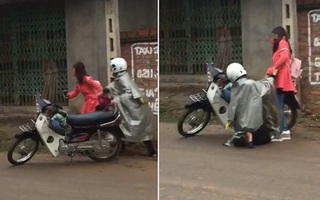 Xôn xao hình ảnh chàng trai mặc áo mưa quỳ gối xin lỗi bạn gái giữa đường