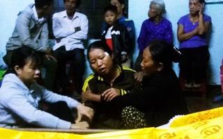 Vụ 3 học sinh lớp 9 chết đuối tại biển Đà Nẵng: "Dậy đi con ơi, dậy nhìn mẹ đi con..."