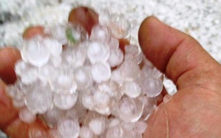 Mưa đá đổ xuống Đà Lạt, đóng thành tảng lớn