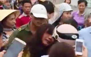 1 phụ nữ bị hàng trăm người đuổi bắt, đánh đập