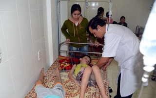 Lại thêm 37 học sinh ở Nghệ An bị ngộ độc do ăn quả ngô đồng