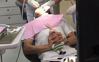 Đáng yêu nhất ngày: Anh chàng ôm cả... gấu bông vào khám răng cùng cho bớt đau!