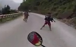 Clip: Nhóm trẻ em dàn hàng giữa đường để cướp đồ của phượt thủ tại Hà Giang
