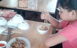 Đọc mà rơi nước mắt: Chuyện bố đưa con gái đi nghỉ lễ, xách theo mỳ tôm với rau cải để ăn trưa