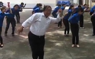 Thầy giáo U60 và điệu múa "Đàn gà con" khiến dân mạng rần rần chia sẻ