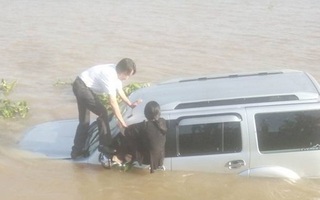 Ôtô tông chết nhân viên bến phà rồi lao xuống sông