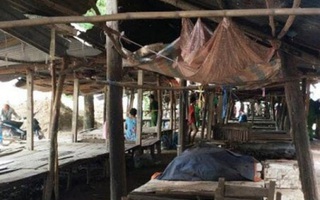 Thanh niên vác dao chém loạn xạ trong chợ, 1 người gục trên vũng máu