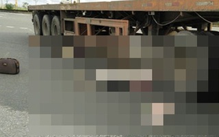 Xe máy va chạm với container, 4 người trong gia đình thương vong