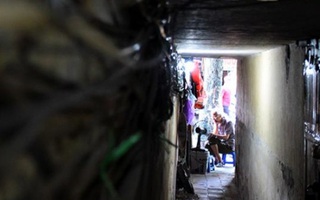 Cảnh sinh hoạt khó tin ở những con ngõ không bao giờ thấy mặt trời