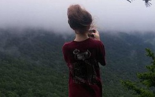 Bức hình ám ảnh của cô gái được chụp ngay trước khi bị bạn trai đẩy xuống khỏi vách đá và chết thương tâm