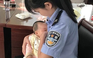 Cho con của bị cáo bú trong lúc phiên tòa đang xử, nữ cảnh sát khiến nhiều người cảm động!