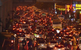 Hà Nội: Tắc đường kinh hoàng giờ tan tầm sau mưa lớn, di chuyển 3km cũng mất tới 1 tiếng đồng hồ!