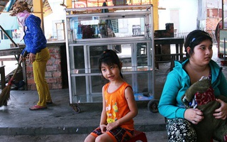 Người mẹ quét rác và 2 đứa trẻ thiểu năng suốt 10 năm ôm con gấu bông rách vì tưởng là… bố