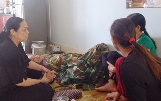 Hai cán bộ biên phòng mất tích vì lũ cuốn: Mẹ già khóc ngất, mong ngóng con quay về
