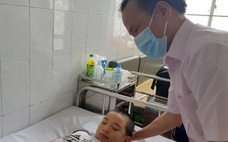 Bệnh lạ: Bé 8 tuổi ở Hà Nội hễ ngóc đầu là bất tỉnh
